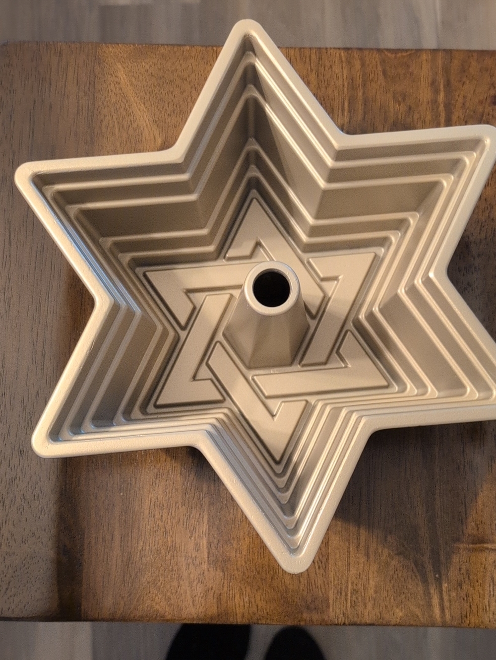 Williams Sonoma Star-Shaped Bundt Pan in Beige
